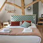 & D'hotes Clossaintjoseph - Jacuzzi, Sauna & Piscine Ext Chauffee Guest house